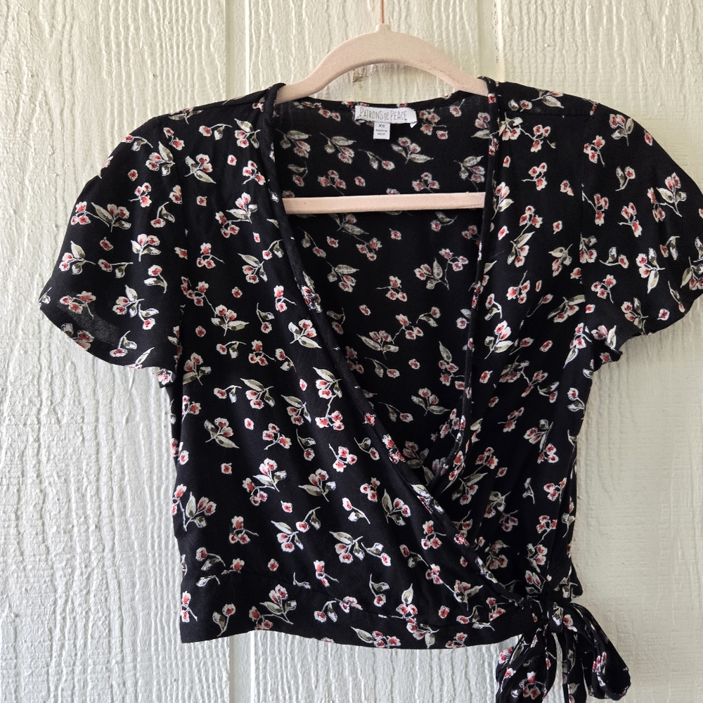 Patrons Of Peace Festival Boho Floral Wrap Surplice V Neck Crop Top Black XS
